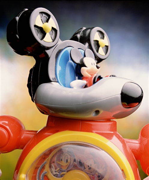 Andres Serrano, Mickey The Robot (The Robots), 2022. Pigment print back mounted on Dibond, 60 × 50 inches. Copyright Andres Serrano.