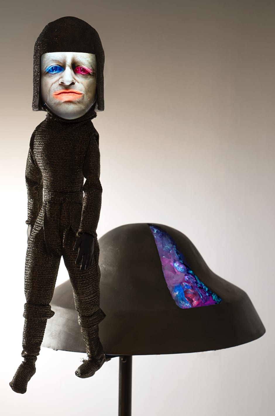 Tony Oursler, otkin adarad utaalk, 2022
Cloth, cast acrylic, acrylic paint, epoxy resin, aqua resin, LEDs, glass, steel, digital moving image with sound, 57-1/4 × 16 × 20 inches